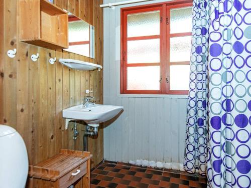 Bathroom sa Three-Bedroom Holiday home in Toftlund 25