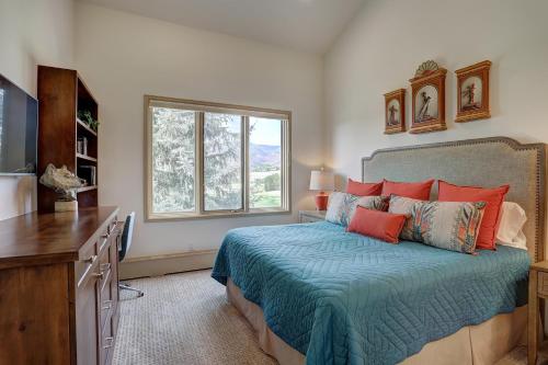 Tempat tidur dalam kamar di 2Br Condo In The Seasons At Arrowhead- Vaulted Ceilings Condo