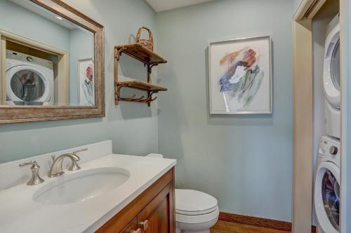 A bathroom at 2Br Condo In The Seasons At Arrowhead- Vaulted Ceilings Condo