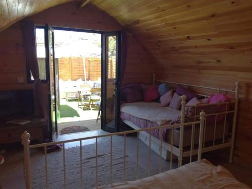 una camera con un letto e un divano in una cabina di Casita de Verde a Santa Cruz de Tenerife