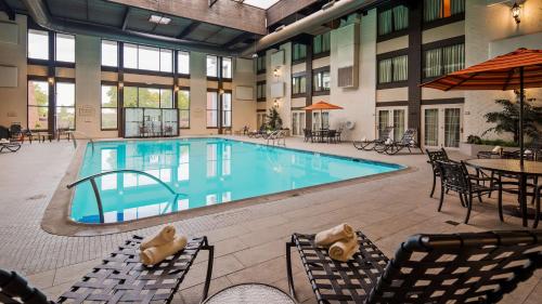 Бассейн в Best Western Premier the Central Hotel & Conference Center или поблизости