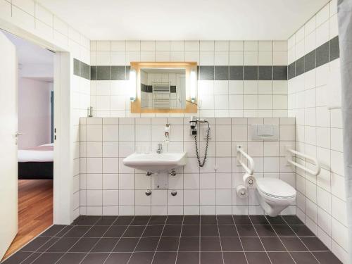 A bathroom at T H E Darmstadt