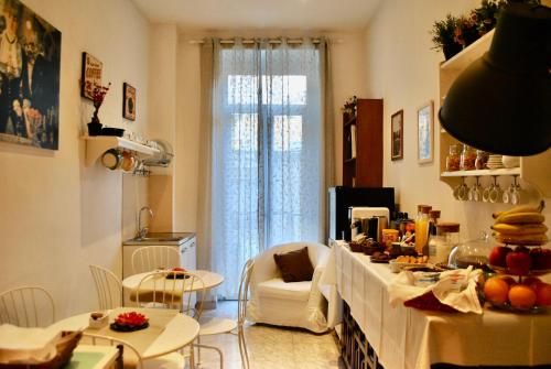 a kitchen and living room with a table and chairs at B&B Casa TORET in Turin