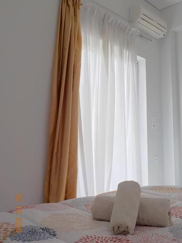 a bedroom with two beds and a window at *OI.KO HOUSE* City Apartments in Kato Achaia