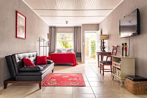 sala de estar con sofá y alfombra roja en Vintage Apartments Florianópolis, en Florianópolis