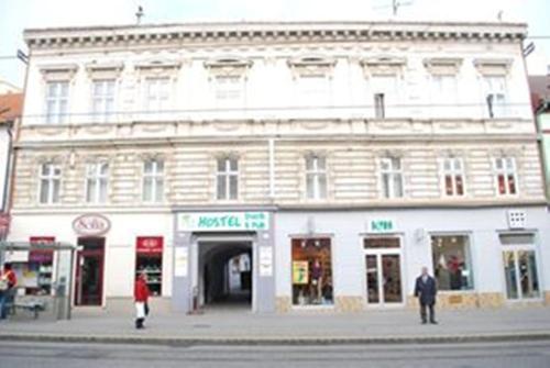 een wit gebouw op de hoek van een straat bij Hyde Park Hostel in Bratislava
