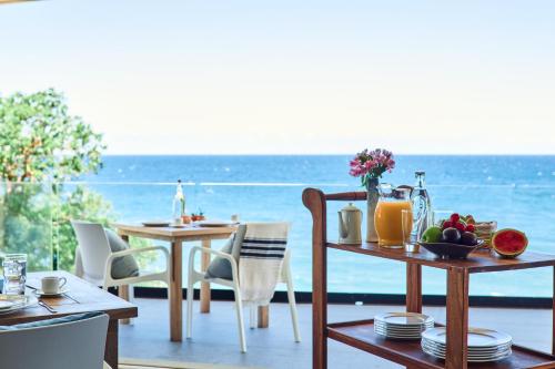 a dining room with a view of the ocean at Hotel Basalto in Punta Mita