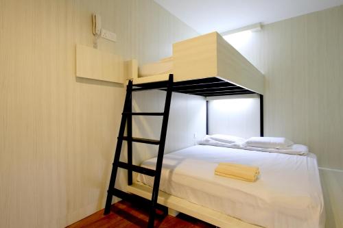 een slaapkamer met een stapelbed en een ladder bij MP HOSTEL in Kuala Terengganu