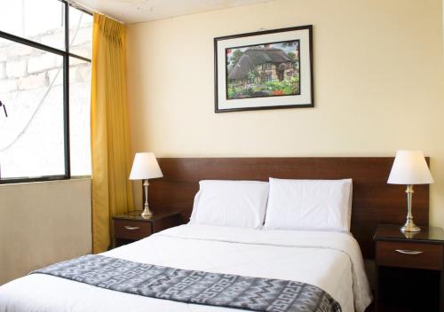 Habitación de hotel con 1 cama y 2 lámparas en El Solar Inn, en Arequipa