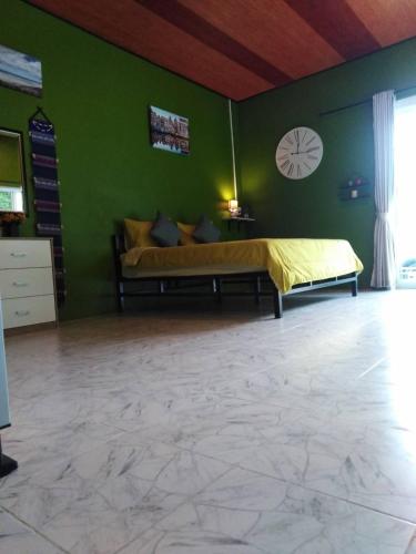 Postel nebo postele na pokoji v ubytování Khao thalu guest house