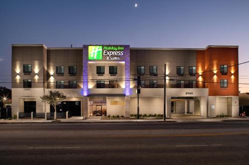 un edificio con un letrero iluminado delante de él en Holiday Inn Express & Suites Chatsworth by IHG, en Chatsworth