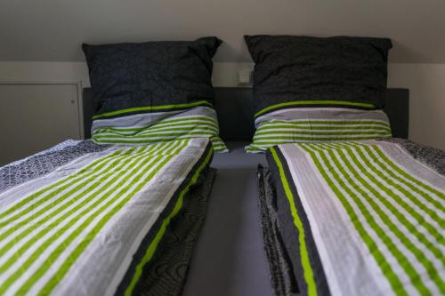 Duas camas sentadas uma ao lado da outra num quarto em Ferienwohnung in der Mainleite für Zwei em Baunach