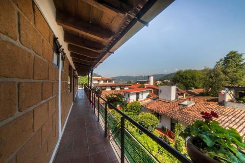 balcón con vistas a la ciudad en Hotel Rincon Soñado, Valle de Bravo en Valle de Bravo
