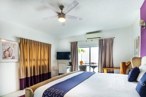 een slaapkamer met een groot bed en een plafondventilator bij Hotel 522, Puerto Vallarta in Puerto Vallarta