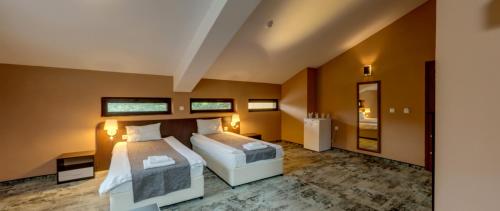 Voodi või voodid majutusasutuse Balkan Hotel toas