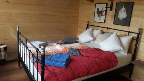 um quarto com uma cama num chalé de madeira em Romantisches Gästehäuschen 