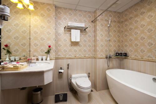 A bathroom at Silk Queen Hotel