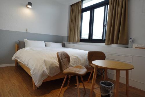 Una cama o camas en una habitación de Small Island Homestay