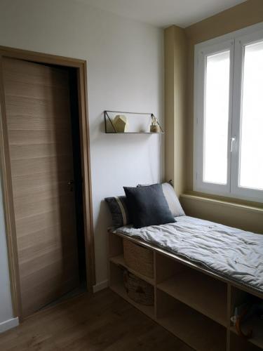 une chambre avec un lit et une fenêtre dans l'établissement Appartement charme avec terrasse, à Le Touquet-Paris-Plage