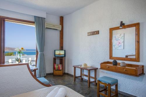 Televisyen dan/atau pusat hiburan di Folia Apartments Chania