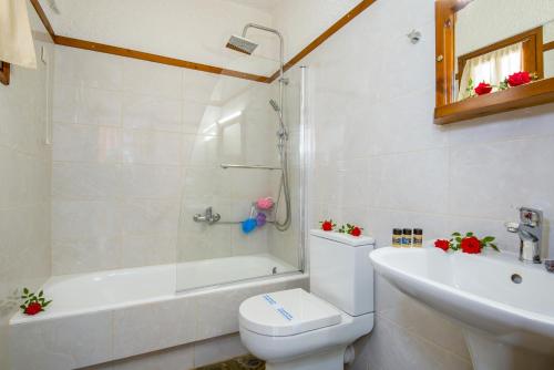 Bilik mandi di Folia Apartments Chania