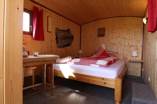 1 dormitorio con 1 cama en una habitación de madera en Gästehaus Ermen, en Kamp-Lintfort