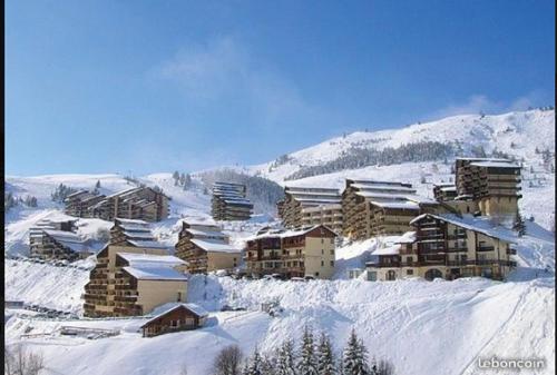 a town in the snow on a mountain at résidence le bois gentil in Auris