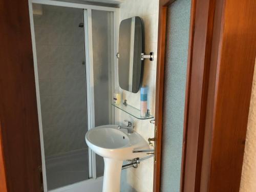 een badkamer met een wastafel en een spiegel bij Penzion Tamara in Vilémov