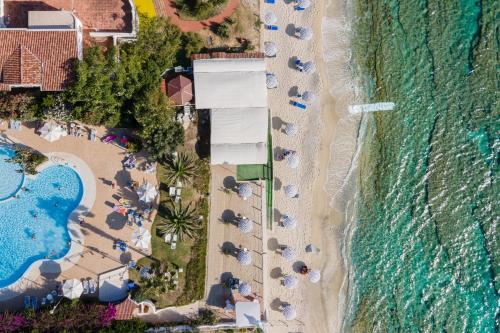 una vista aérea de una playa con sombrillas y el océano en Hotel Ipomea Club, en Capo Vaticano