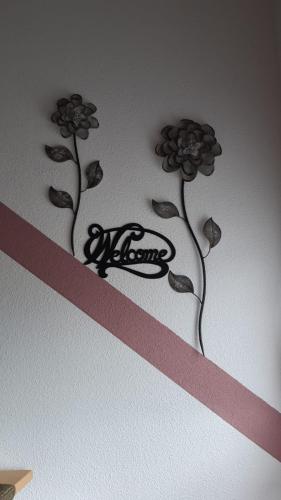 a painting of two flowers on a wall at Am Bahnhof in Hochkirch