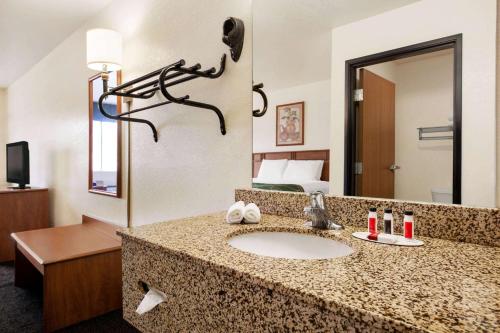 Ένα μπάνιο στο Travelodge by Wyndham North Platte