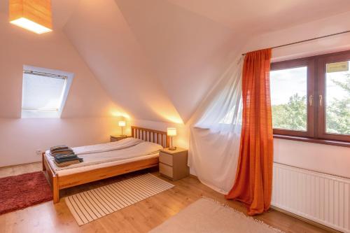 Un pat sau paturi într-o cameră la Landhaus mit Garten