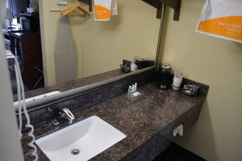 Kúpeľňa v ubytovaní Quality Inn Midtown Savannah