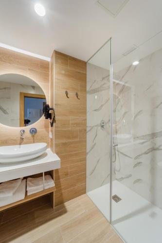 a bathroom with a sink and a shower at HOTEL RESTAURANTE CASA LUISA in Estella