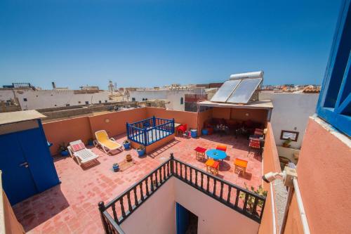 una vista aérea de un patio en el techo en Riad AYLAL, en Essaouira