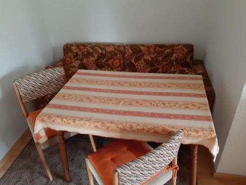 a table and a couch in a room at Ferienwohnung Dreiländereck in Haidmühle