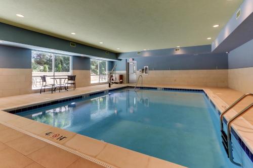 uma piscina num quarto de hotel em Holiday Inn Express & Suites - Roanoke – Civic Center em Roanoke