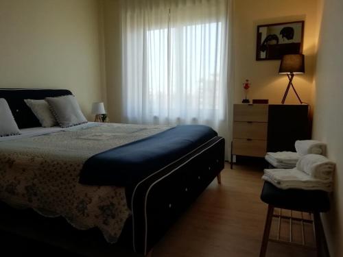 1 dormitorio con 1 cama, vestidor y ventana en Sailorman House, en Aveiro