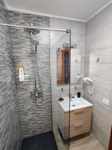 ein Bad mit einer Dusche und einem Waschbecken in der Unterkunft Apartamento Playa Quemada Lanzarote in Playa Quemada
