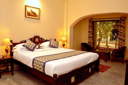 Een bed of bedden in een kamer bij Raj Palace Resort