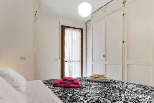 a bedroom with a bed with two towels on it at Delizioso appartamento ad Alghero in Alghero
