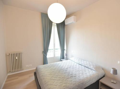 ein Schlafzimmer mit einem Bett und einem großen Fenster in der Unterkunft CASA DOM-PEDRO in Rivarolo Canavese