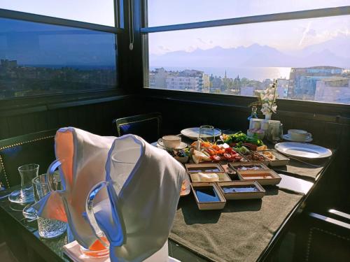 un tavolo con piatti di cibo in una stanza con finestra di Leslion Luxury Hotel a Antalya (Adalia)