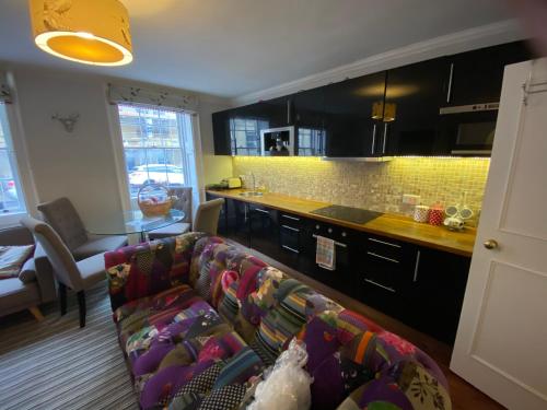 Dapur atau dapur kecil di City Centre - Rivers Street, quiet 2 bed ground floor Georgian garden Apartment