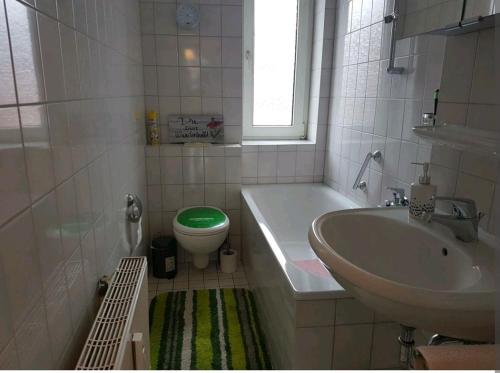 a bathroom with a sink and a toilet and a tub at Nette,kleine Wohnung in gute Lage in Essen