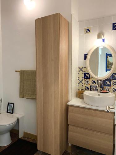 une salle de bain avec un lavabo et un miroir dans l'établissement Chez Léo, Charme et Confort 5 min Gare 10 min Vieux Port, à Marseille