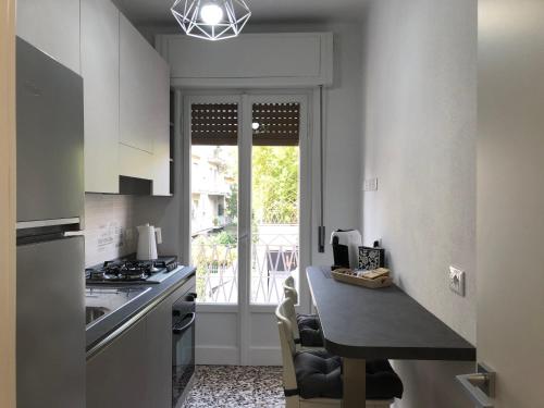 een keuken met een aanrecht en een tafel. bij Bandello Apartment - A due passi dal centro in Pavia