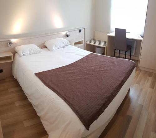 Кровать или кровати в номере Hôtel La Bérangère