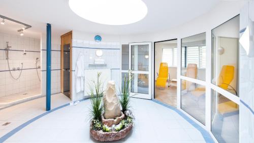 un bureau avec une salle de bains pourvue d'une douche. dans l'établissement Parkhotel zur Klause, à Bad Hall