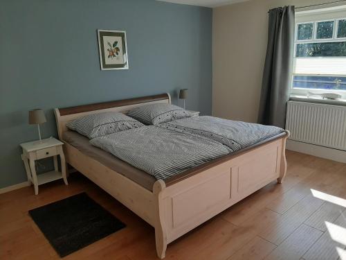 a bedroom with a bed in a room at Ferienwohnung Hans & Elsa in Neudorf-Bornstein